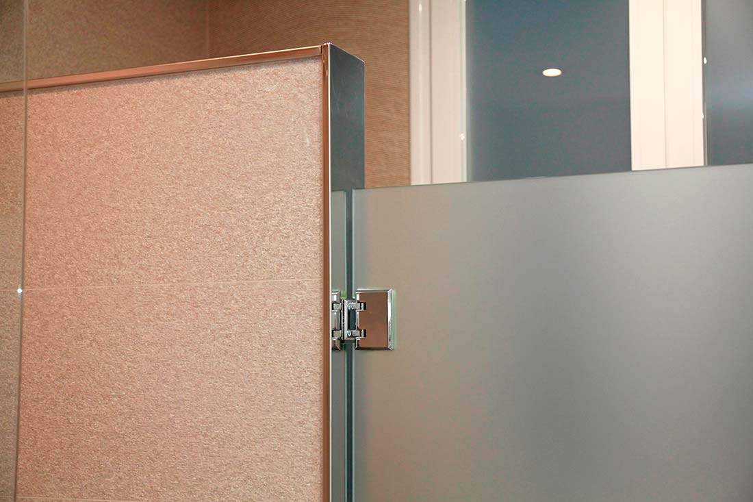 Detalle bisagra para puertas de baño acristaladas