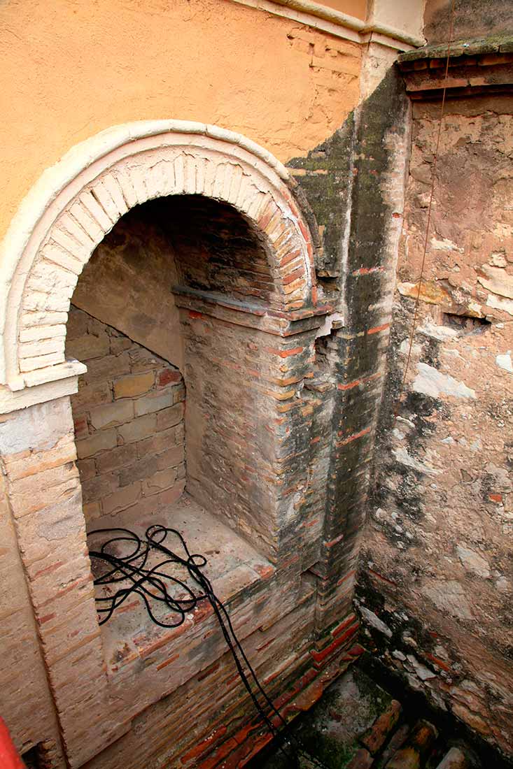 Interior del campanario previo a la restauración